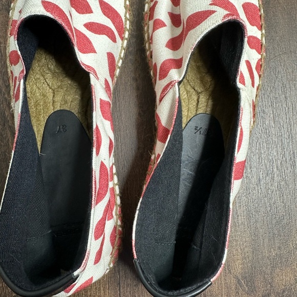 Saint Laurent Lip-Print Canvas Espadrilles - Picture 13 of 14